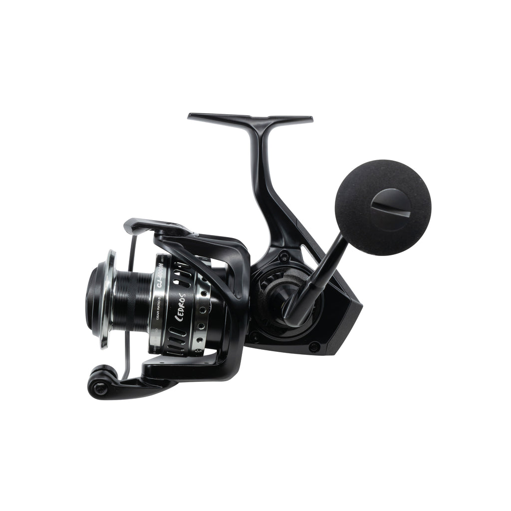 A black spinning fishing reel with a black handle reads CEDROS on white background.